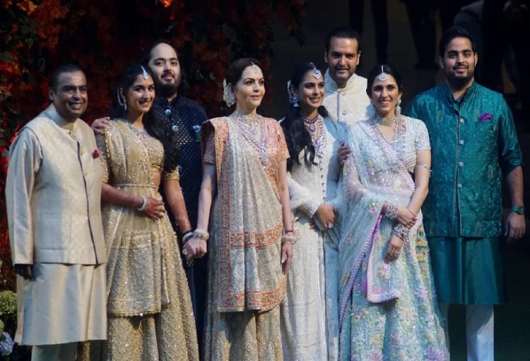 सामूहिक विवाह में नए जोड़ों को आशीर्वाद देने पहुंचा पूरा अंबानी परिवार, दिखा रॉयल अंदाज