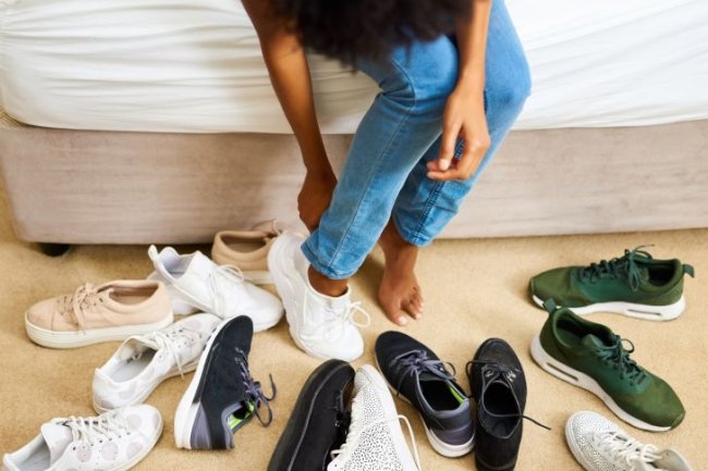 शनिवार को जूते-चप्पल क्यों नहीं खरीदे जाते: शनि देव और पैरों का गहरा संबंध