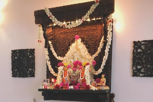 घर के मंदिर में इन वस्तुओं की उपस्थिति से वातावरण होता है सुखद और पवित्र